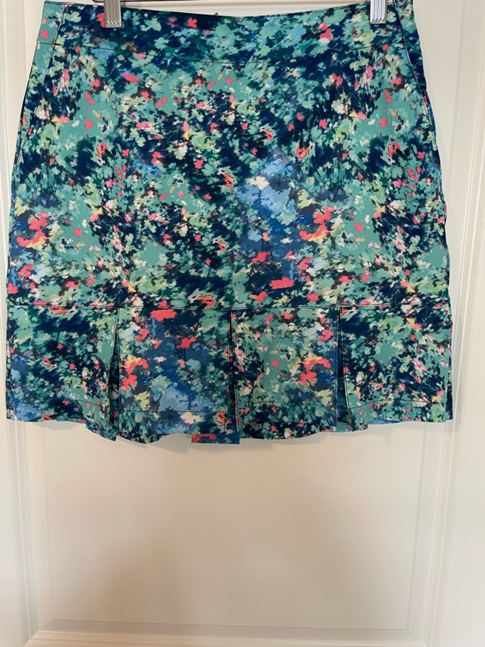 Lady Hagan Golf skirt 
Size 4
Beautiful colors